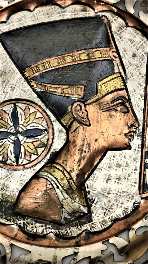 1970 MISIR KIRALİCESİ VE FİRAVUNU NEFERTİTİ BAKIR ÜZERİNE KABARTMA ROLYEFT SANATCI İŞİ TAMAMEN EL YAPIMI 24 CM CAPINDA