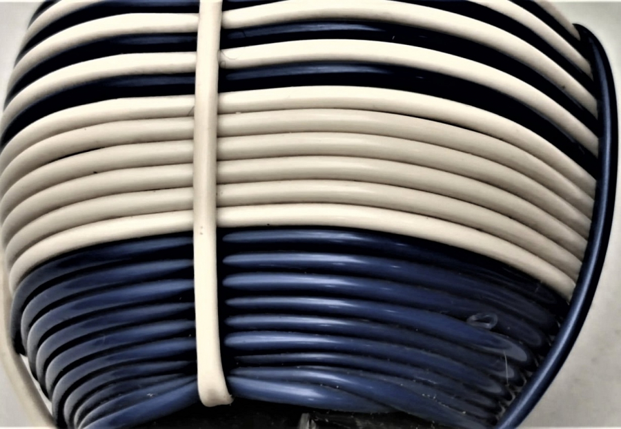 1950 YEŞİL CAM SÖSLUK  ZEYTİNYAG VE LİMON İÇİN MADEIN İTALY  İKİ ADET KAPAKLI SİSE SIRT SIRTA NAYLON İPLE BAGLANMIŞ 