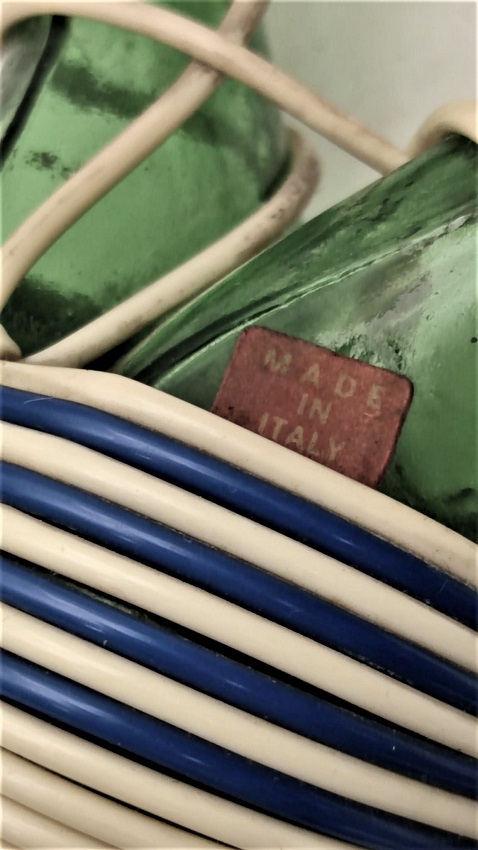 1950 YEŞİL CAM SÖSLUK  ZEYTİNYAG VE LİMON İÇİN MADEIN İTALY  İKİ ADET KAPAKLI SİSE SIRT SIRTA NAYLON İPLE BAGLANMIŞ 