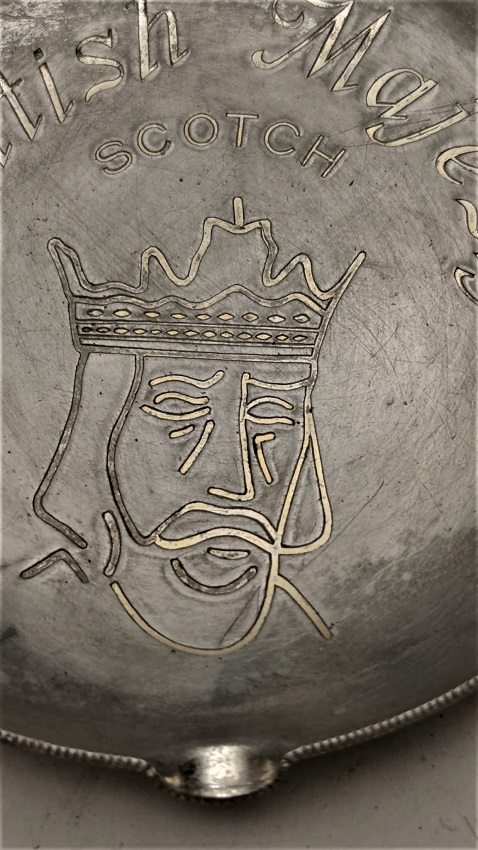 1960 SCOTTISH MAJESTY SCOTCH WHİSKY REKLAMLI ALİMÜNYUM ÜZERİ FÜGÜR İŞLEME KÜLLÜK İSKOCYA ÜRETİMİ