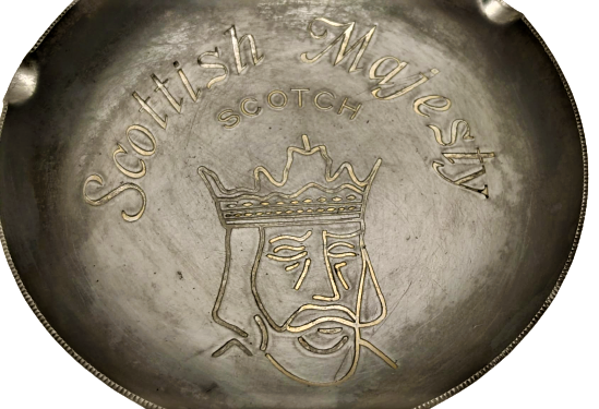 1960 SCOTTISH MAJESTY SCOTCH WHİSKY REKLAMLI ALİMÜNYUM ÜZERİ FÜGÜR İŞLEME KÜLLÜK İSKOCYA ÜRETİMİ