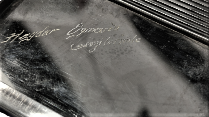 KAPAKLI AVRUPA  GÜMÜŞ KAPLAMA 15 ADETLİK KARTVİZİTLİK CEPDE TAŞINMA İÇİN TASARLANMIŞ İCERSİNE KAZIMA YAZI YAZILMIŞTIR SİLİNEBİLİR