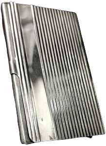 KAPAKLI AVRUPA  GÜMÜŞ KAPLAMA 15 ADETLİK KARTVİZİTLİK CEPDE TAŞINMA İÇİN TASARLANMIŞ İCERSİNE KAZIMA YAZI YAZILMIŞTIR SİLİNEBİLİR