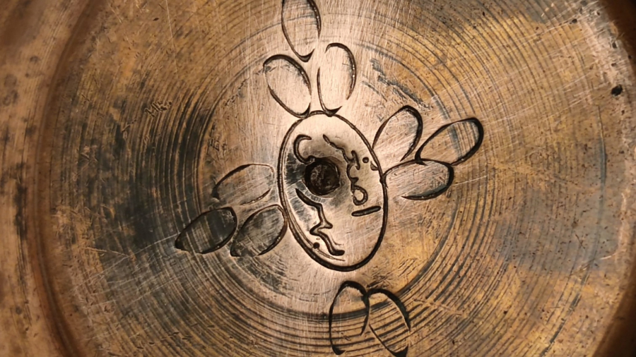 OSMANLI DÖGME BAKIR ÜZERİ KÖMPLE CİCEK İŞLEMELİRİYLE BEZELİ EL İŞCİLİKLİ USTA DAMGALI BAKIR KULPLU KAPAKLI  CAYDANLIK