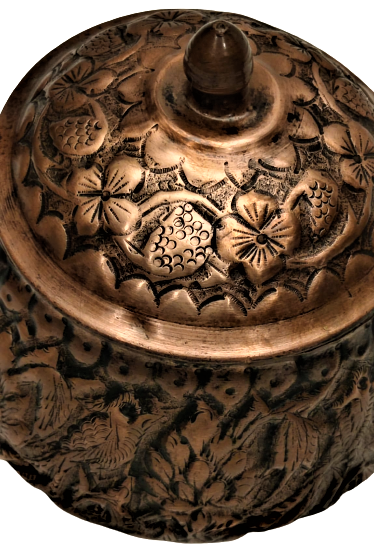 OSMANLI DÖGME BAKIR ÜZERİ KÖMPLE CİCEK İŞLEMELİRİYLE BEZELİ EL İŞCİLİKLİ USTA DAMGALI BAKIR KULPLU KAPAKLI  CAYDANLIK