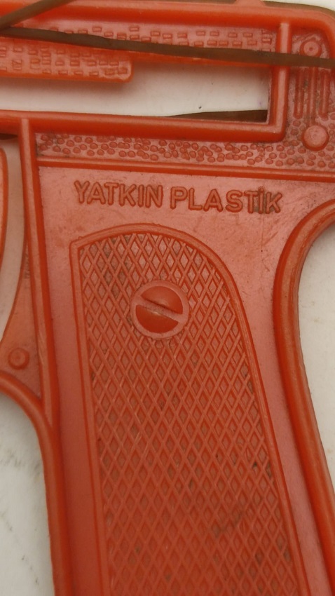 1970 YATKIN PLASTİK YERLİ TABANCA KALEM CUBUK ATAR LASTİK KURMALI KIRMIZI RENKDE