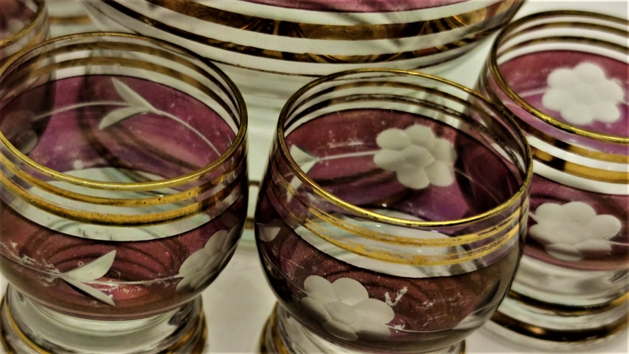 1940 FRANSIZ İÇKİ TAKIMI BİR KAPAKLI ÜZERİ İŞLEMELİ BORDO RENLERDE ŞİŞE 6 ADET FAK BORDO VE İŞLEMELİ BARDAK TAM TAKIM