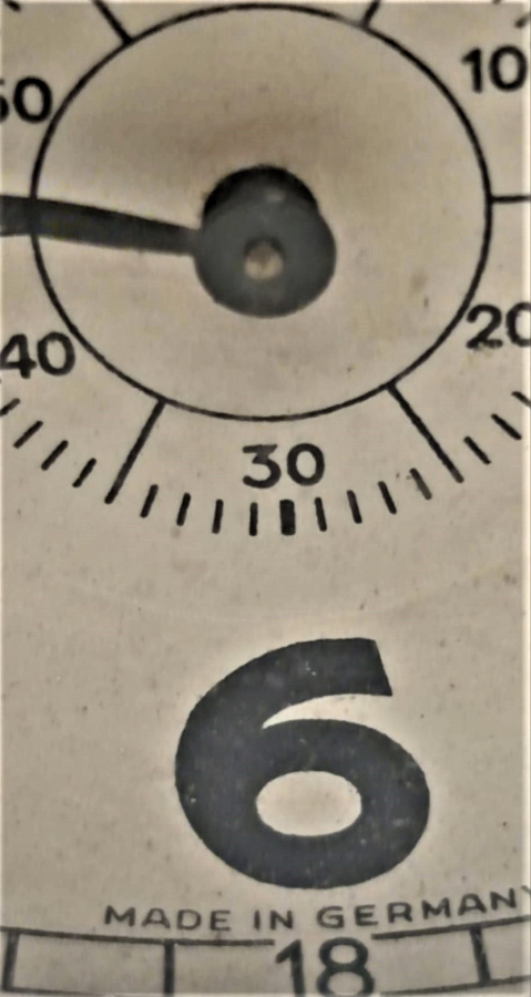 OSMANLI GELİN SAATİ ÖZEL EL YAPIM TENEKE VE CAMDAN YAPILMIŞ  KAPAKLI DOLABİNDA TEK CANLI JUNKERS KURMALI MEKANİK SAATİYLE 