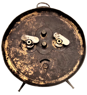 OSMANLI GELİN SAATİ ÖZEL EL YAPIM TENEKE VE CAMDAN YAPILMIŞ  KAPAKLI DOLABİNDA TEK CANLI JUNKERS KURMALI MEKANİK SAATİYLE 