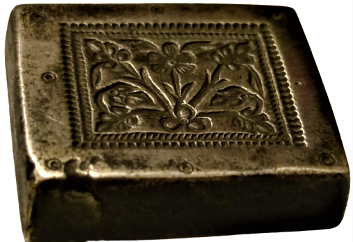 1940 PİRİNCDEN ELDE YAPILMIŞ USTA İŞİ ÜZERİNDE CİCEK DALLARI DESENLERİ ŞEKİLLERİ BULUNAN DÖRT KÖŞELİ KUYUMCU ALTIN İŞLEME ŞEKİLLENDİRME KALIBI