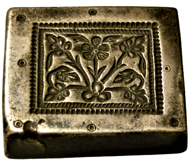 1940 PİRİNCDEN ELDE YAPILMIŞ USTA İŞİ ÜZERİNDE CİCEK DALLARI DESENLERİ ŞEKİLLERİ BULUNAN DÖRT KÖŞELİ KUYUMCU ALTIN İŞLEME ŞEKİLLENDİRME KALIBI