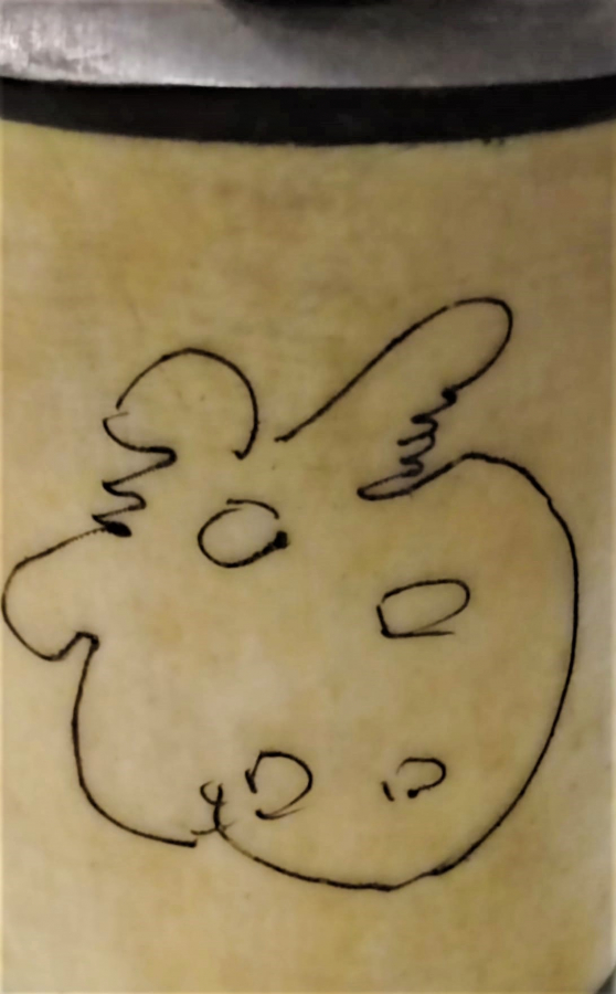 KEMİK VE TİK AGACINDAN EL İŞCİLİKLİ ÜZERİNDE GEYŞA KADIN RESMEDİLMİŞ İMZALI KAPAK CUBUKLU MİNYATÜR PARFUM ŞİŞESİ