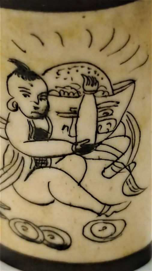 KEMİK VE TİK AGACINDAN EL İŞCİLİKLİ ÜZERİNDE GEYŞA KADIN RESMEDİLMİŞ İMZALI KAPAK CUBUKLU MİNYATÜR PARFUM ŞİŞESİ