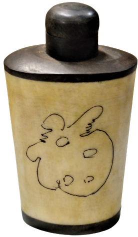 KEMİK VE TİK AGACINDAN EL İŞCİLİKLİ ÜZERİNDE GEYŞA KADIN RESMEDİLMİŞ İMZALI KAPAK CUBUKLU MİNYATÜR PARFUM ŞİŞESİ