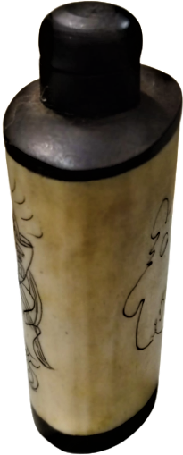 KEMİK VE TİK AGACINDAN EL İŞCİLİKLİ ÜZERİNDE GEYŞA KADIN RESMEDİLMİŞ İMZALI KAPAK CUBUKLU MİNYATÜR PARFUM ŞİŞESİ