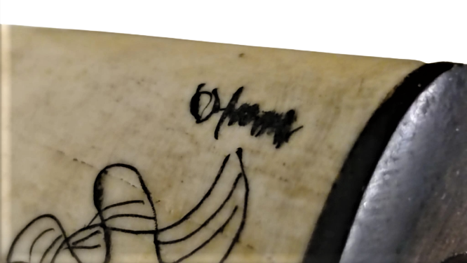 KEMİK VE TİK AGACINDAN EL İŞCİLİKLİ ÜZERİNDE GEYŞA KADIN RESMEDİLMİŞ İMZALI KAPAK CUBUKLU MİNYATÜR PARFUM ŞİŞESİ