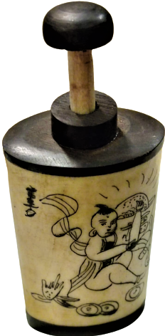 KEMİK VE TİK AGACINDAN EL İŞCİLİKLİ ÜZERİNDE GEYŞA KADIN RESMEDİLMİŞ İMZALI KAPAK CUBUKLU MİNYATÜR PARFUM ŞİŞESİ