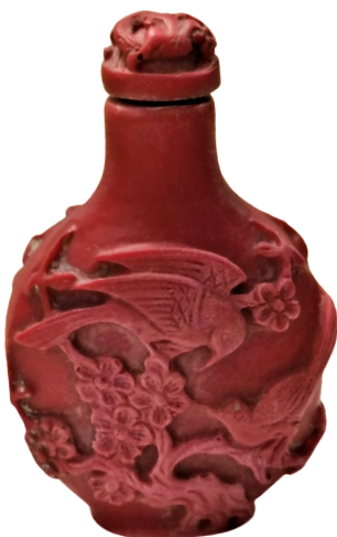 OKYANUS MERCAN TAŞINDAN YAPILMIŞ ÜZERİ TAMAMEN EL OYMA İSCİLİKLİ KUŞLAR OYULMUŞ MİNYATUR PARFUM ŞİŞESİ