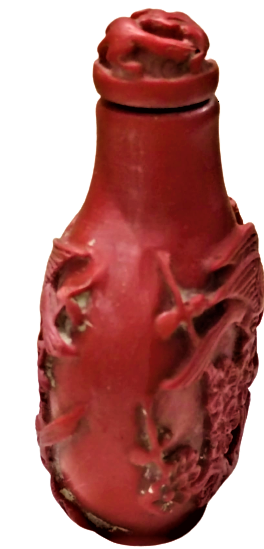 OKYANUS MERCAN TAŞINDAN YAPILMIŞ ÜZERİ TAMAMEN EL OYMA İSCİLİKLİ KUŞLAR OYULMUŞ MİNYATUR PARFUM ŞİŞESİ