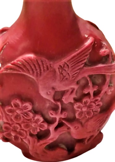 OKYANUS MERCAN TAŞINDAN YAPILMIŞ ÜZERİ TAMAMEN EL OYMA İSCİLİKLİ KUŞLAR OYULMUŞ MİNYATUR PARFUM ŞİŞESİ