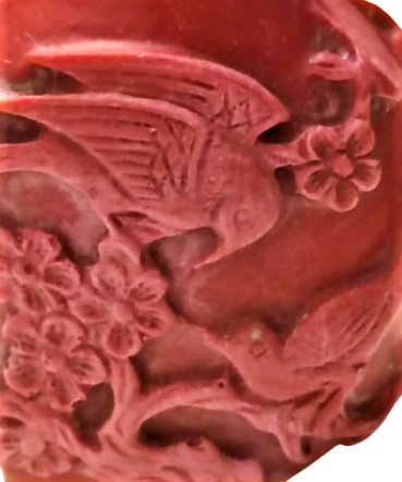 OKYANUS MERCAN TAŞINDAN YAPILMIŞ ÜZERİ TAMAMEN EL OYMA İSCİLİKLİ KUŞLAR OYULMUŞ MİNYATUR PARFUM ŞİŞESİ