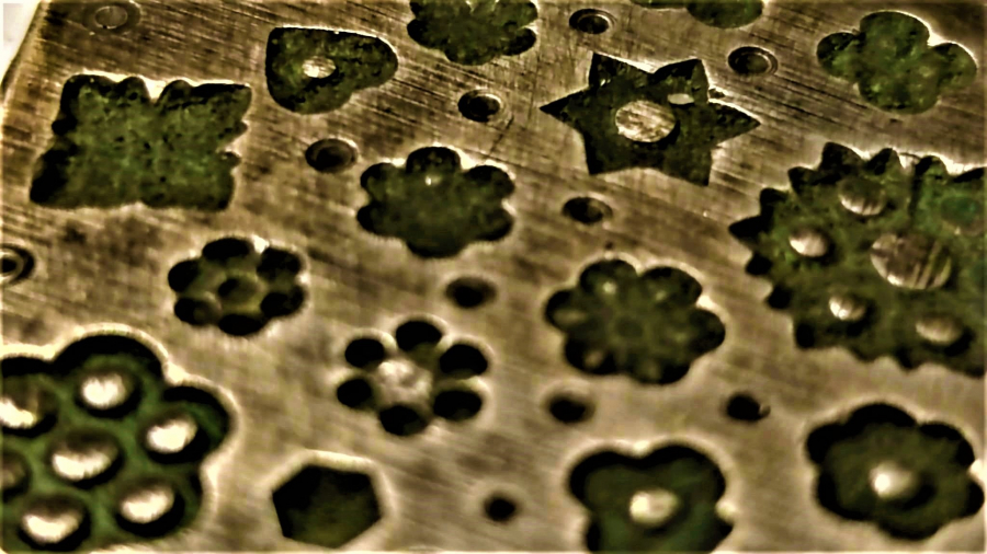 1940 PİRİNCDEN ELDE YAPILMIŞ USTA İŞİ  ÜZERİNDE CEŞİTLİ DESENLER ŞEKİLLER BULUNAN ALTI KÖŞELİ KUYUMCU ALTIN İŞLEME ŞEKİLLENDİRME KALIBI