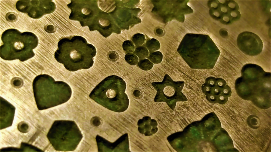 1940 PİRİNCDEN ELDE YAPILMIŞ USTA İŞİ  ÜZERİNDE CEŞİTLİ DESENLER ŞEKİLLER BULUNAN ALTI KÖŞELİ KUYUMCU ALTIN İŞLEME ŞEKİLLENDİRME KALIBI