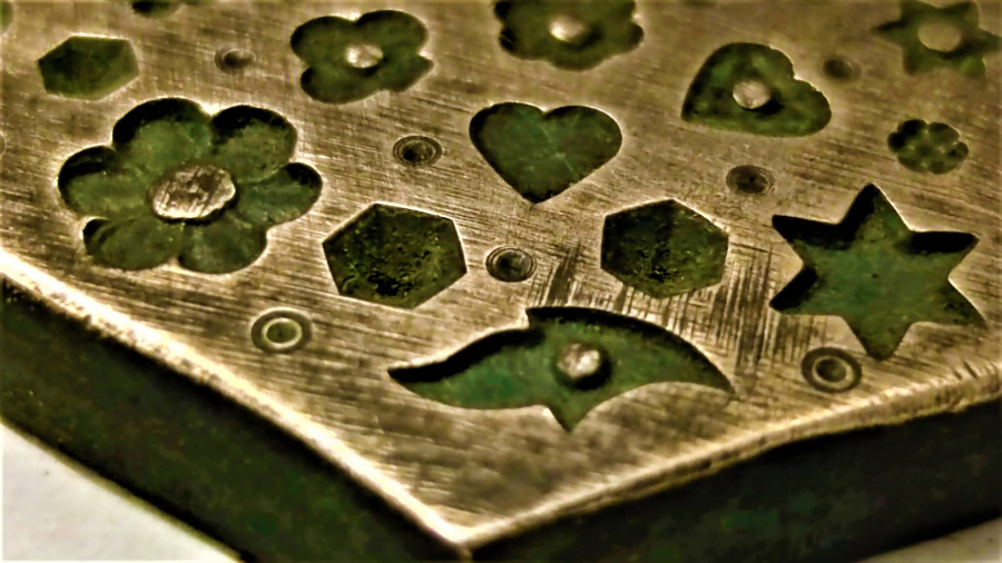 1940 PİRİNCDEN ELDE YAPILMIŞ USTA İŞİ  ÜZERİNDE CEŞİTLİ DESENLER ŞEKİLLER BULUNAN ALTI KÖŞELİ KUYUMCU ALTIN İŞLEME ŞEKİLLENDİRME KALIBI