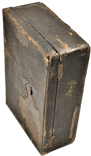 1930 SİYAH RENKLİ DESENLİ KAGIL KAPLI TAHTA DOKTOR MUAYNE CANTAS METAL TAŞIMA KULPLU  İKİ ADET METAL KİLİT SİSTEMLİ  DOKTOR CANTASI