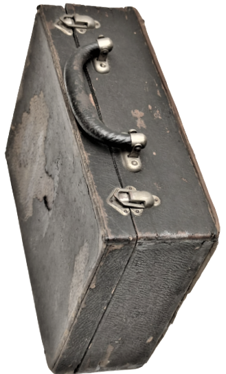 1930 SİYAH RENKLİ DESENLİ KAGIL KAPLI TAHTA DOKTOR MUAYNE CANTAS METAL TAŞIMA KULPLU  İKİ ADET METAL KİLİT SİSTEMLİ  DOKTOR CANTASI