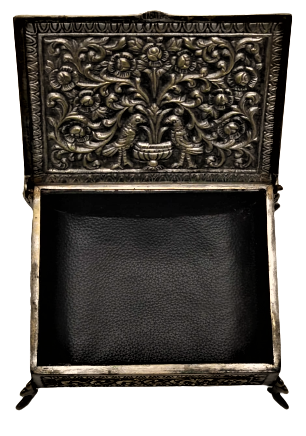 1940 BRONZ YUNAN FİGURLERİYLE BEZELİ MASA ÜZERİ SIGARA  VEYA KARTVİZİT KUTUSU OLARAK KULLANILAN AYAKLI KAPAKLI KUTU