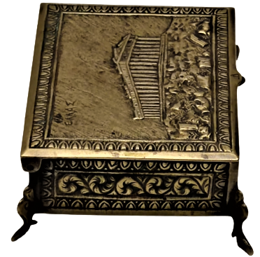 1940 BRONZ YUNAN FİGURLERİYLE BEZELİ MASA ÜZERİ SIGARA  VEYA KARTVİZİT KUTUSU OLARAK KULLANILAN AYAKLI KAPAKLI KUTU