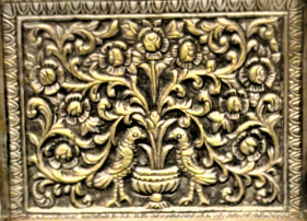 1940 BRONZ YUNAN FİGURLERİYLE BEZELİ MASA ÜZERİ SIGARA  VEYA KARTVİZİT KUTUSU OLARAK KULLANILAN AYAKLI KAPAKLI KUTU