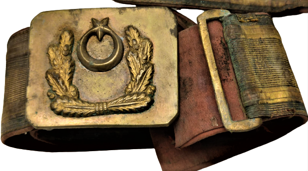 OSMANLI ASKER KILIC KUŞANMA KEMERİ ÜZERİNDE PİRİNC KEMER TOKASI BAGLANTI ZİNCİRİ BİRİTLERİ BULUNAN KIRMIZI ÜZERİ SARI TEL ORGULU