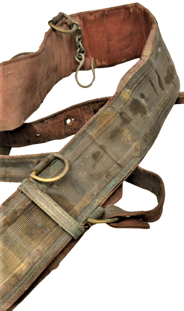 OSMANLI ASKER KILIC KUŞANMA KEMERİ ÜZERİNDE PİRİNC KEMER TOKASI BAGLANTI ZİNCİRİ BİRİTLERİ BULUNAN KIRMIZI ÜZERİ SARI TEL ORGULU