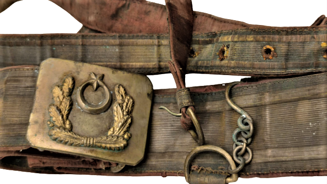 OSMANLI ASKER KILIC KUŞANMA KEMERİ ÜZERİNDE PİRİNC KEMER TOKASI BAGLANTI ZİNCİRİ BİRİTLERİ BULUNAN KIRMIZI ÜZERİ SARI TEL ORGULU