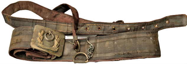 OSMANLI ASKER KILIC KUŞANMA KEMERİ ÜZERİNDE PİRİNC KEMER TOKASI BAGLANTI ZİNCİRİ BİRİTLERİ BULUNAN KIRMIZI ÜZERİ SARI TEL ORGULU