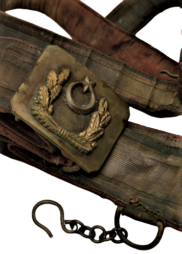 OSMANLI ASKER KILIC KUŞANMA KEMERİ ÜZERİNDE PİRİNC KEMER TOKASI BAGLANTI ZİNCİRİ BİRİTLERİ BULUNAN KIRMIZI ÜZERİ SARI TEL ORGULU