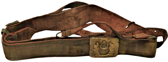 OSMANLI ASKER KILIC KUŞANMA KEMERİ ÜZERİNDE PİRİNC KEMER TOKASI BAGLANTI ZİNCİRİ BİRİTLERİ BULUNAN KIRMIZI ÜZERİ SARI TEL ORGULU