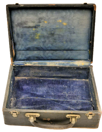 1930 SİYAH RENKLİ DESENLİ KAGIL KAPLI TAHTA DOKTOR MUAYNE CANTAS METAL TAŞIMA KULPLU  İKİ ADET METAL KİLİT SİSTEMLİ  DOKTOR CANTASI