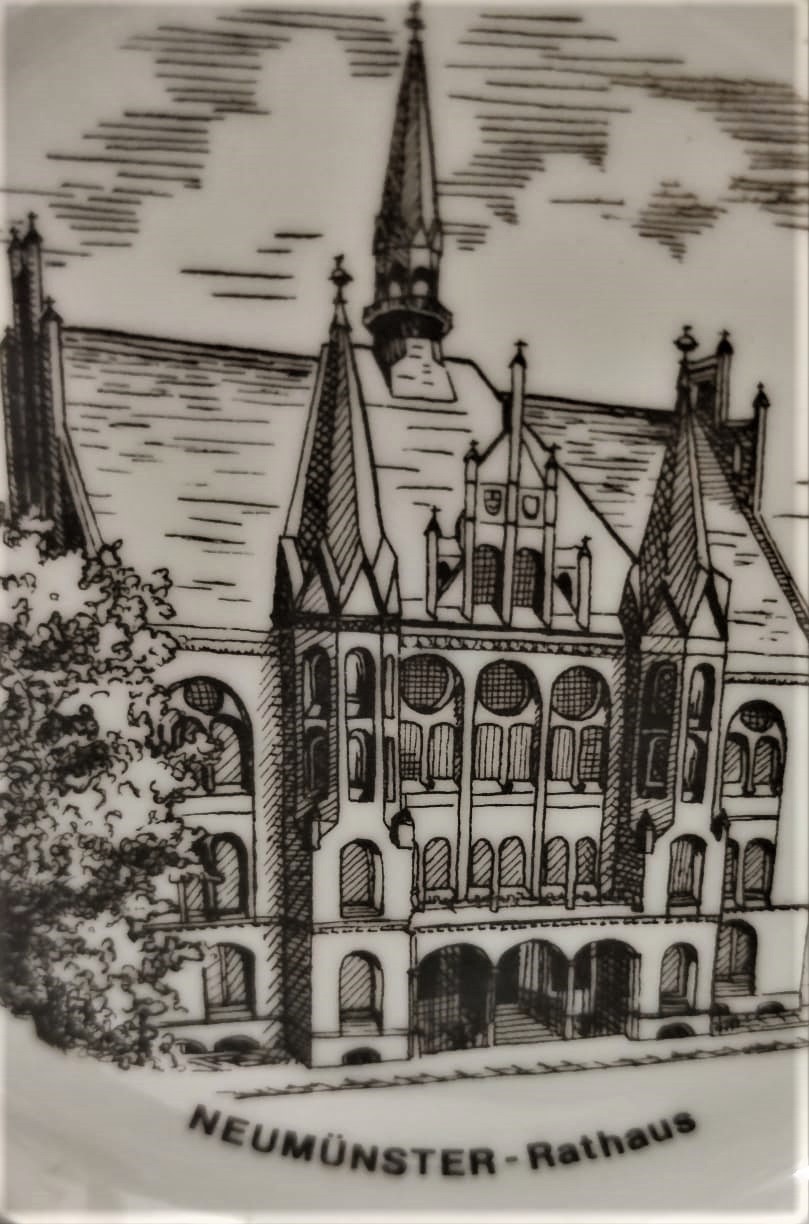  1950 GERMANY BEYAZ PORSELEN DUVAR TABAGI NEUMÜNSTER-RATHAUS GÖRSELLİ SİYAH BEYAZ OLARAK YAPILMIŞ