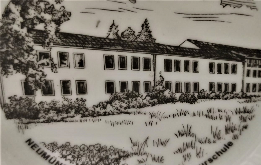 1950 GERMANY BEYAZ PORSELEN DUVAR TABAGI NEUMÜNSTER--TEXTİLFACH-UND INGENİEURSCHULE GÖRSELLİ SİYAH BEYAZ OLARAK YAPILMIŞ