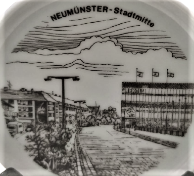 thumb1950 GERMANY BEYAZ PORSELEN DUVAR TABAGI NEUMÜNSTER-STADTMİTTE GÖRSELLİ SİYAH BEYAZ OLARAK YAPILMIŞ