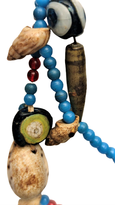 COK ESKİ ŞAMAN KOLYE ÜZERİNDE BİR ÇOK TILSIMLARI  BULUNAN ELDE YAPILMA ÜZERİ İŞLEME BONCUKLU KOLYE