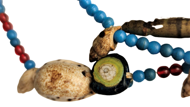 COK ESKİ ŞAMAN KOLYE ÜZERİNDE BİR ÇOK TILSIMLARI  BULUNAN ELDE YAPILMA ÜZERİ İŞLEME BONCUKLU KOLYE