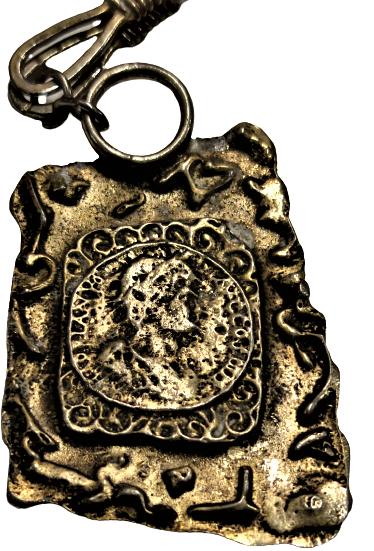 KALIN BURMA KAYNAKLI ZİNCİR BÜYUK BOYDA DİKDÖRTGEN ÜZERİ KABARTMA DİNİ TEMALI PAPAZ AYİN KOLYESİ 