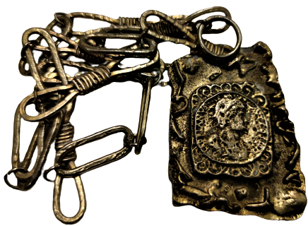 KALIN BURMA KAYNAKLI ZİNCİR BÜYUK BOYDA DİKDÖRTGEN ÜZERİ KABARTMA DİNİ TEMALI PAPAZ AYİN KOLYESİ 