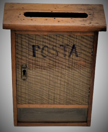 1950 AHŞAP KİLİTLİ POSTA KUTUSU KIRLANGIC GECME EL YAPIM KİLİTLİ İÇİ CAM KISMINDAN GÖRÜNEN ÖNÜ FORMİKA KAPLAMA