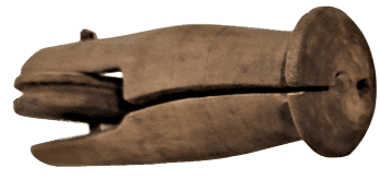 1950 KARŞIDAN KARŞIYA CAMASIR ASMAK İÇİN EL İLE  OYULARAK ELDE YAPILMIŞ AHSAP MAKARA SİSTEMİ