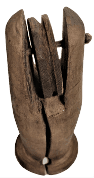 1950 KARŞIDAN KARŞIYA CAMASIR ASMAK İÇİN EL İLE  OYULARAK ELDE YAPILMIŞ AHSAP MAKARA SİSTEMİ